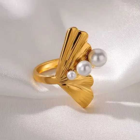 Golden Fan Pearl Ring – Modern Elegance - Picture 3 of 8